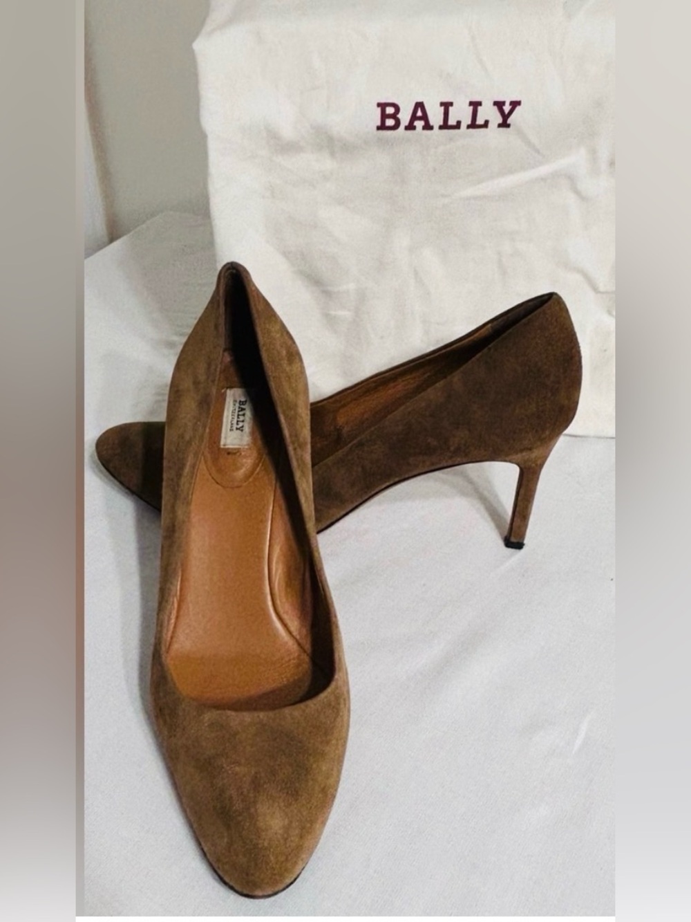 BALLY EDITA Tan Suede Pumps w Logo Duster Bag (Pre-Loved) Size 39.5 No Box UCC!